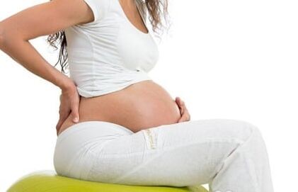 A dor nos omóplatos pode ocorrer nunha muller durante o embarazo
