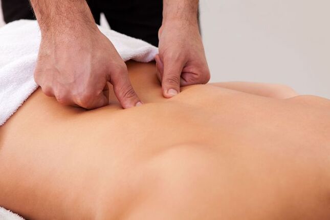 Masaxe terapéutica - un método para eliminar a dor nas costas na zona dos omóplatos